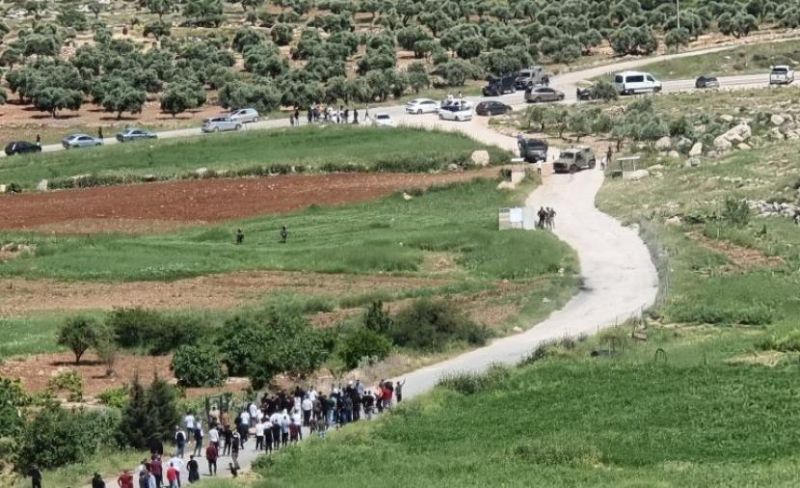 شهود لـ"صفا": أعداد من المستوطنين تتجمع بعزبة في قرية المغير