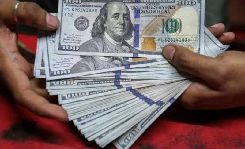الدولار يترنح مع تراجع احتمالات رفع الفائدة