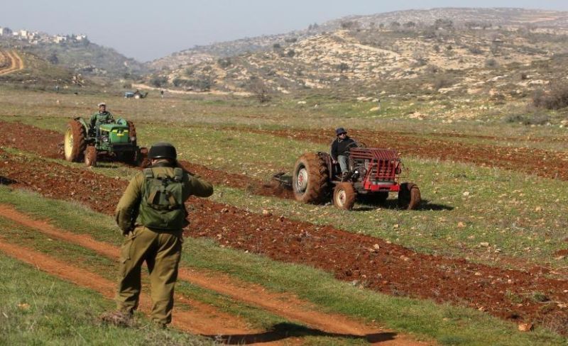 الاحتلال يحتجز جرارًا زراعيًا في الأغوار الشمالية