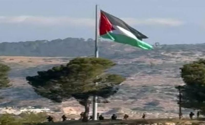 قوات الاحتلال تنزل علم فلسطين من سارية مدرسة في الأغوار الشمالية