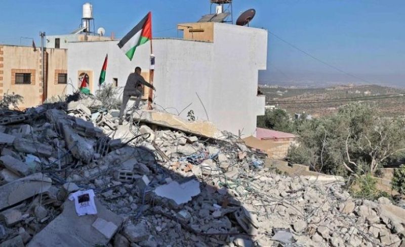 قوات الاحتلال تجبر 3 مواطنين على هدم منازلهم في بيت جالا