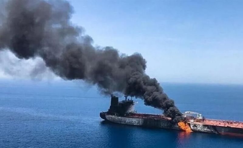استهداف ناقلتي نفط وغاز مسال أثناء عبورهما مضيق هرمز