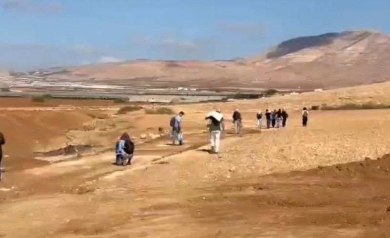 استمرار عزل خربة "الخط الأحمر" بالأغوار.. متضامنون أجانب يحاولون كسر الحصار