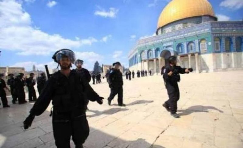 الاحتلال يُبعد 3 مقدسيين عن المسجد الأقصى