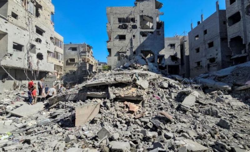شهيد متأثرًا بجراحه وقصف مدفعي وإطلاق نار يستهدف خيام النازحين في القطاع