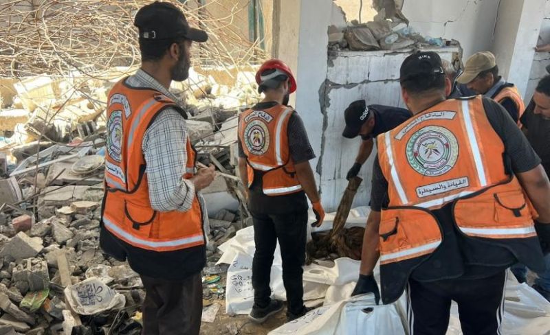 الدفاع المدني ينتشل جثامين 28 شهيدًا من تحت أنقاض منزل بغزة