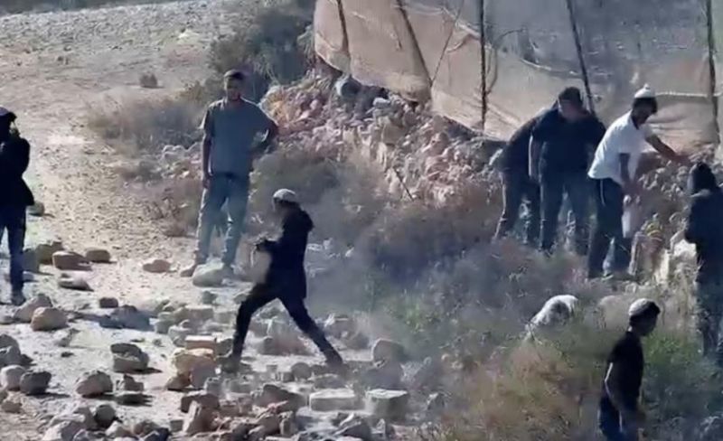 هجمات للمستوطنين في الضفة والقدس يتخللها إحراق منازل وإغلاق طرق رئيسية