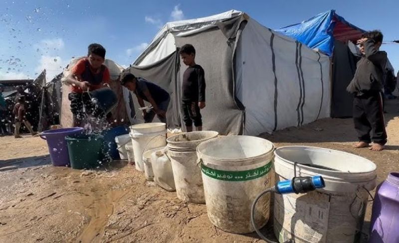 سموم تحت الأرض وشاطئ ملوث.. مياه الصرف الصحي والتملح يحاصران نازحي غزة