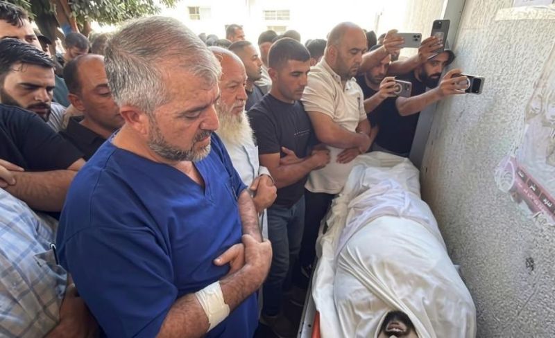 دموع فوق أغطية الطوارئ.. أطباء غزة يدفعون فلذات أكبادهم ثمن الصمود