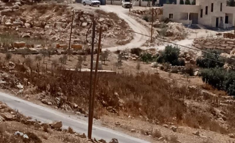 الاحتلال يُوزع إخطارات هدم على عدة منشآت غربي الخليل