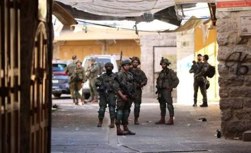 اعتقال 13 مواطنًا بالضفة بحملات متواصلة منذ فجر اليوم