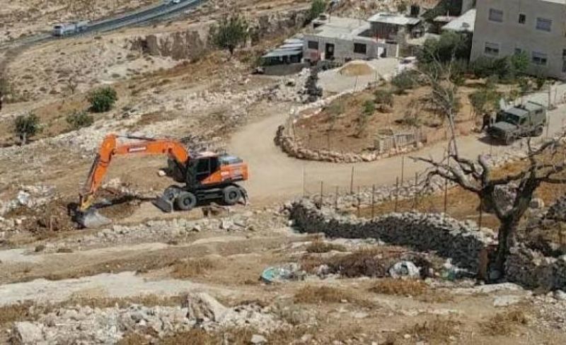 مستوطنون يشقون طريقًا استيطانيًا غرب رام الله
