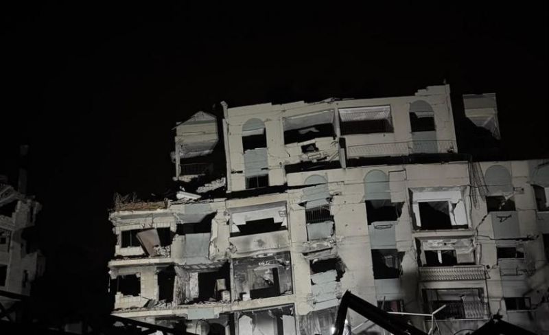 انهيار عمارة سكنية على عشرات النازحين غرب مدينة غزة