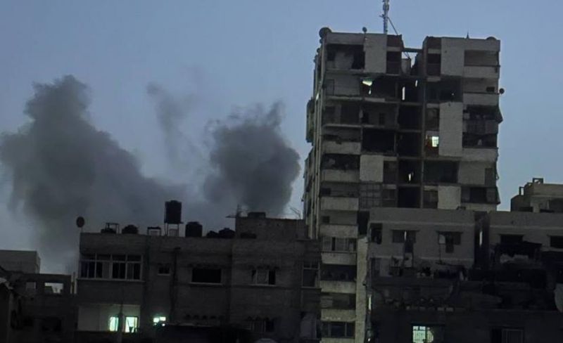 مصابون بغارة في حي الرمال وسط إخلاءات واستهدافات بعدة مناطق