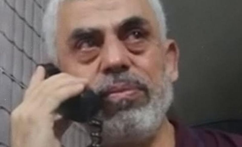 دموع "السنوار ".. الإنسانية الصادقة التي أعادت تشكيل معادلات المقاومة