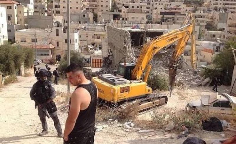 جرافات الاحتلال تهدم 3 منازل في بيت حنينا بالقدس