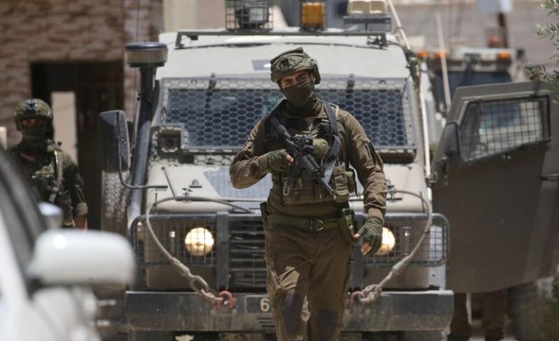 الاحتلال يشن حملة اقتحامات ومداهمات في مناطق متفرقة بالضفة