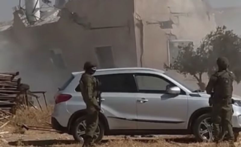 الاحتلال يهدم منزلاً وبئر مياه وحظائر في الديرات شرق يطا