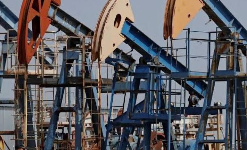 النفط يرتفع وسط تهديد العواصف والغارات الجوية للإمدادات