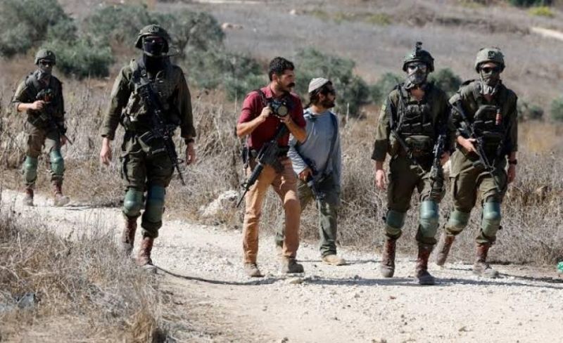 مستوطنون يغلقون طريقاً في البيرة ويرفعون أعلام الاحتلال برام الله