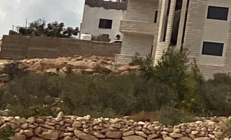 الاحتلال يقتحم منزلًا وعيادة ويدمر محتوياتها في المغير ويعتقل فتى