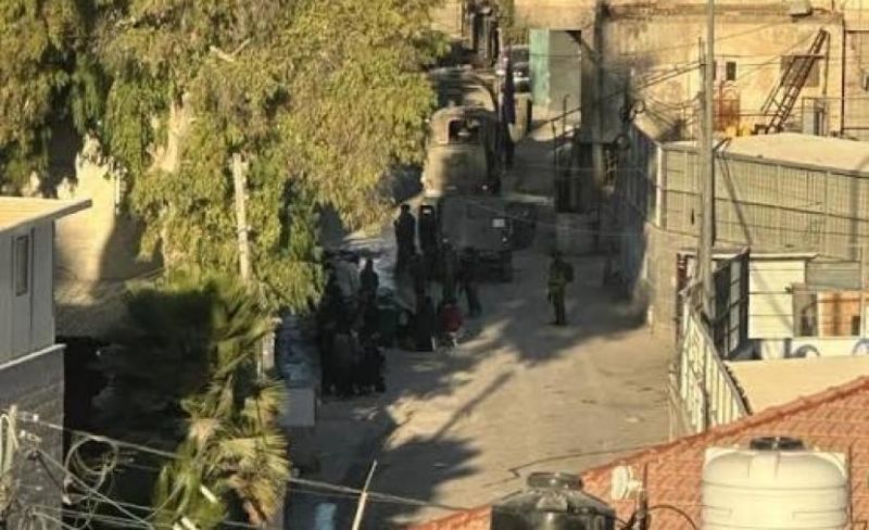 الاحتلال يحتجز عددًا من المواطنين باقتحام الخليل
