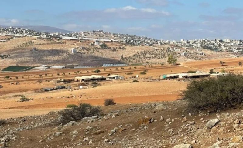 بعد حصار 27 يومًا.. مستوطنون يمهلون 47 عائلة بالرأس الأحمر  لإخلاء مساكنها