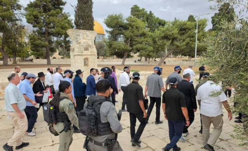 المتطرف بن غفير وعشرات المستوطنين يقتحمون باحات الأقصى