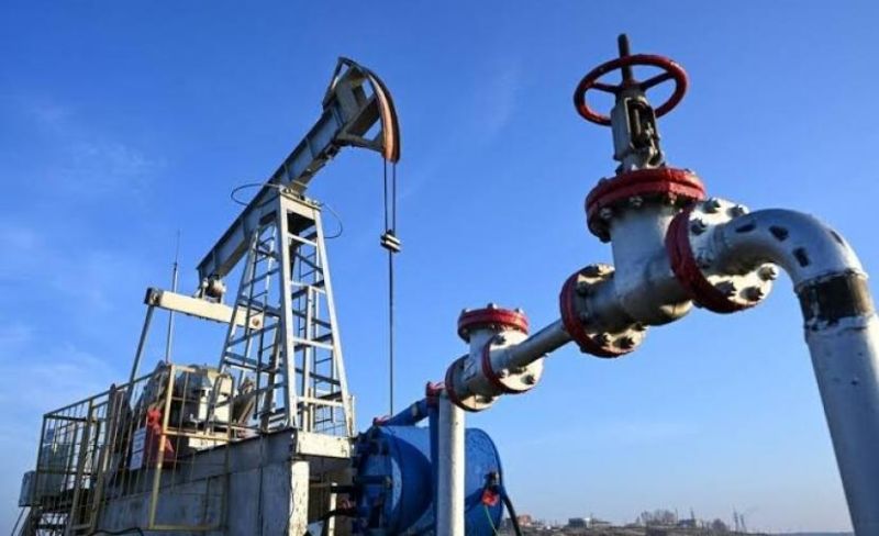 النفط يرتفع إلى 110 دولارات للبرميل والدولار يتراجع