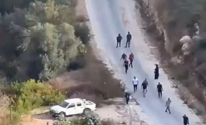 الاحتلال يطرد المزارعين من أراضيهم ويمنعهم من قطف الزيتون غرب رام الله
