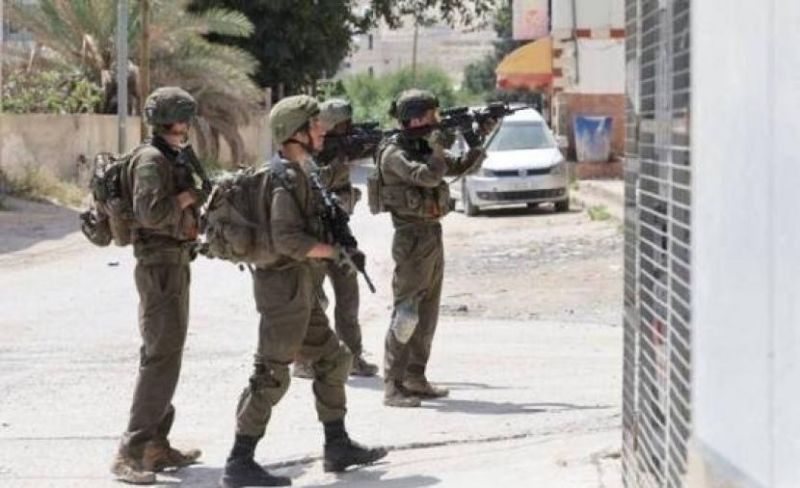 الاحتلال يُداهم منازل ويحتجز مواطنين في برقة شمال غربي نابلس 