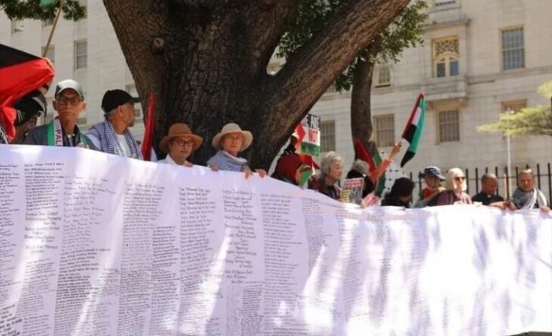 كفن بجنوب إفريقيا يحمل أسماء 20 ألف طفل استشهدوا بغزة