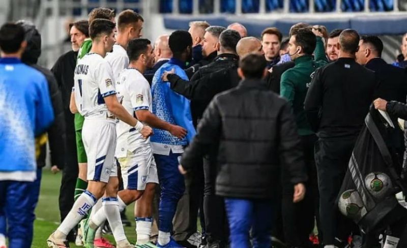 لاعب إسرائيلي يبصق على إدارة المنتخب الإيرلندي