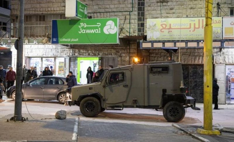 مستوطنون يهاجمون منازل مواطنين ويطلقون النار شمال الخليل