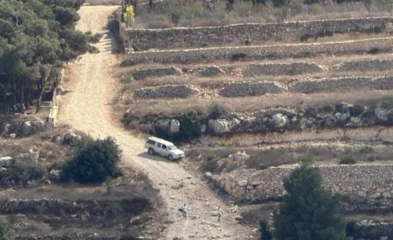 مستوطنون يعتدون على طواقم بلدية بيت أمر شمال الخليل