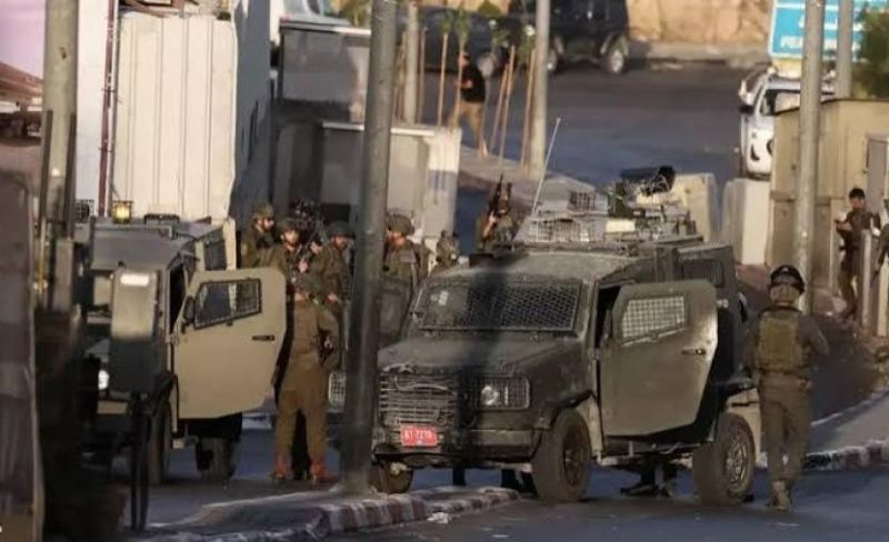 الاحتلال يواصل عدوانه على الخليل ويدفع بتعزيزات عسكرية