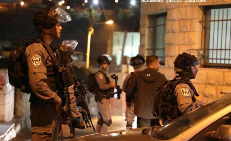 الاحتلال يقتحم منزلاً في العيساوية ويخرب محتوياته