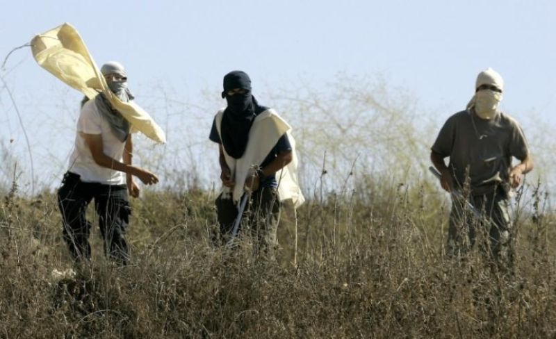 مستوطنون يهاجمون مزارعين ويعترضون طلبة بمسافر يطا