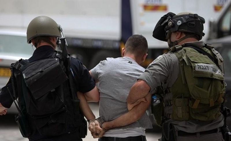 الاحتلال يعتقل خمسة فلسطينيين بالضفة الغربية