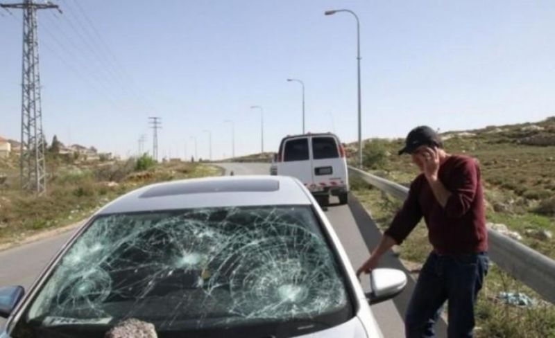 مستوطنون يهاجمون مركبات المواطنين شرق رام الله