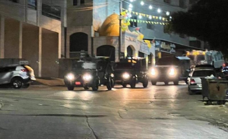 الاحتلال يحتجز ثلاث سيدات ويداهم منازل بالخليل