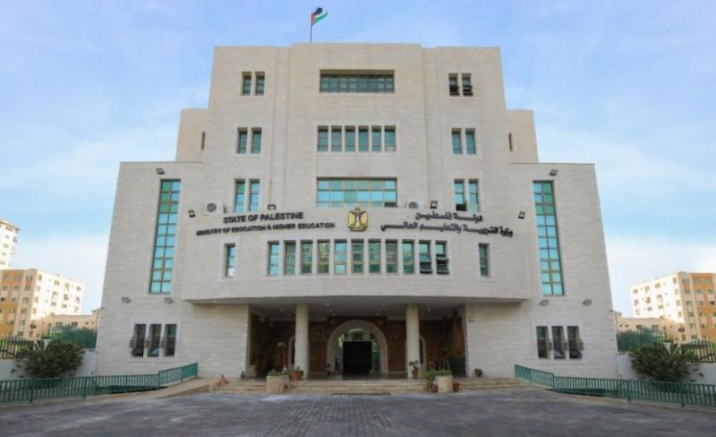 التربية تُتيح تتبع دفع الأقساط الجامعية لموظفي غزة