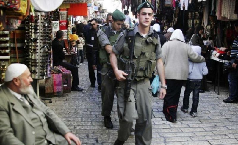 مستوطنون يعتدون على محال تجارية بالقدس