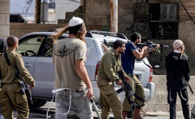 مستوطنون يهاجمون منازل في بيت أمر شمال الخليل