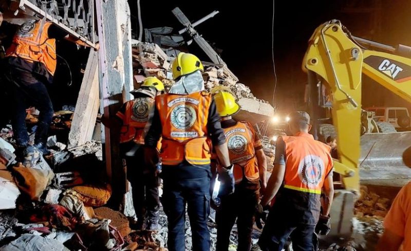 إنقاذ 4 عالقين إثر انهيار جزئي بمبنى سكني في غزة