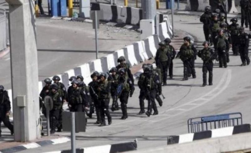 الاحتلال يهدم واجهات محال ويصادر مركبات بمخيم شعفاط