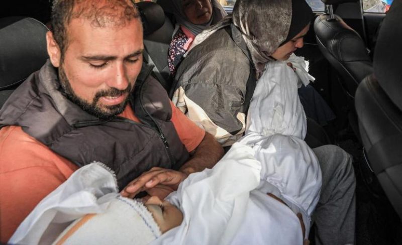 غزة : 21,976 طفلاً شهيداً و62,247 يتيماً حصيلة الإبادة