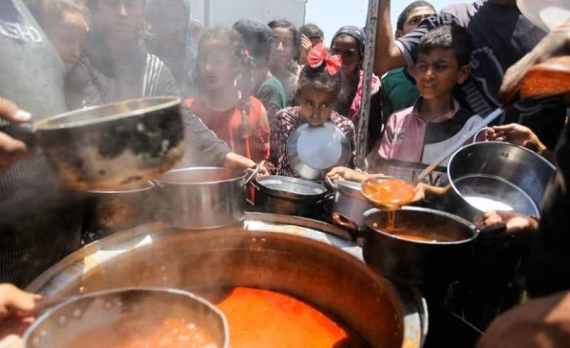 "الأغذية العالمي" يوقف مساعداته لنصف مليون غزّي
