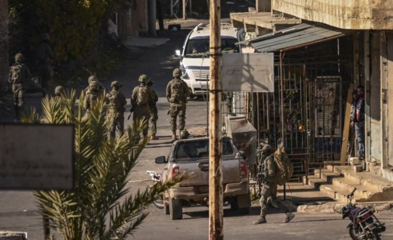 قوات الاحتلال تنصب حاجزًا وتحتجز 3 شبان في ريف القنيطرة