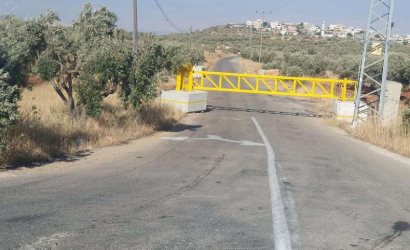 مستوطنون ينصبون بوابة حديدية غرب أريحا